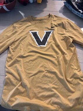 Nike Men’s Mustard Yellow Long-Sleeve Shirt with V Logo
